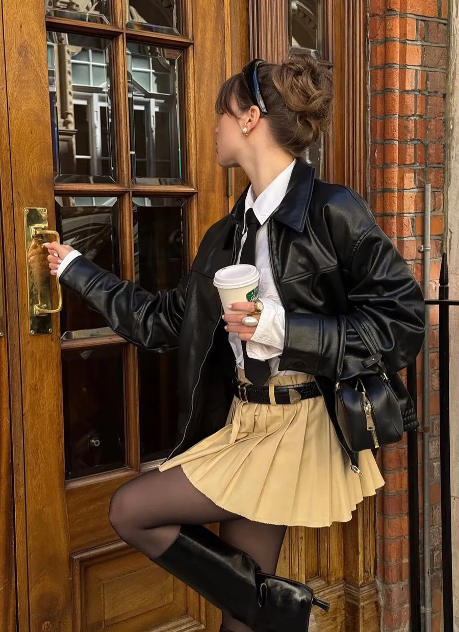 Áo khoác da kết hợp với áo sơ mi trắng sơ vin