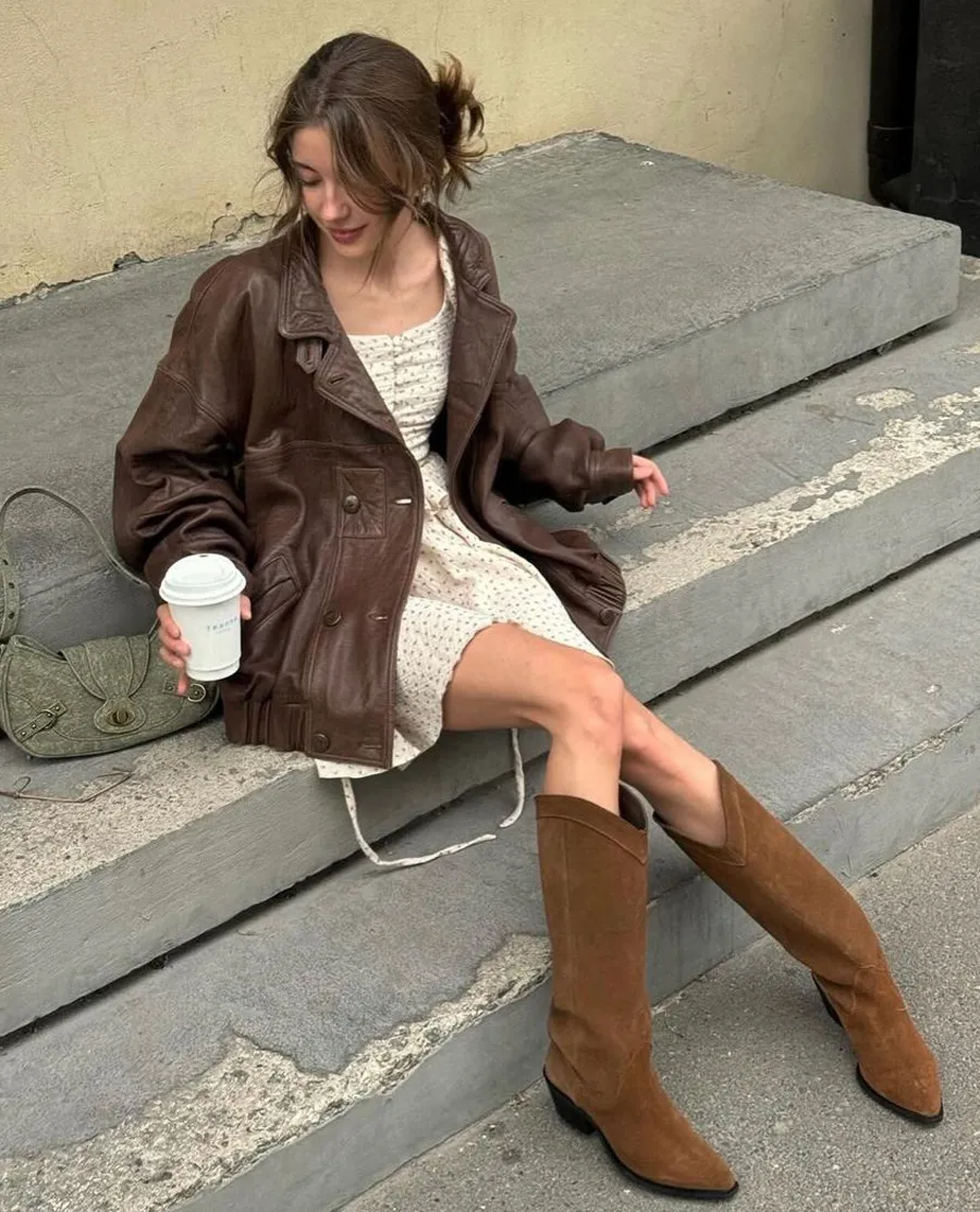 Áo khoác da nâu phối cùng váy hoa xòe