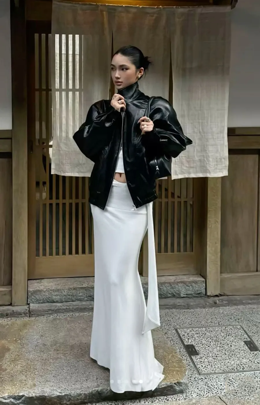 Áo khoác da phối cùng chân váy dài