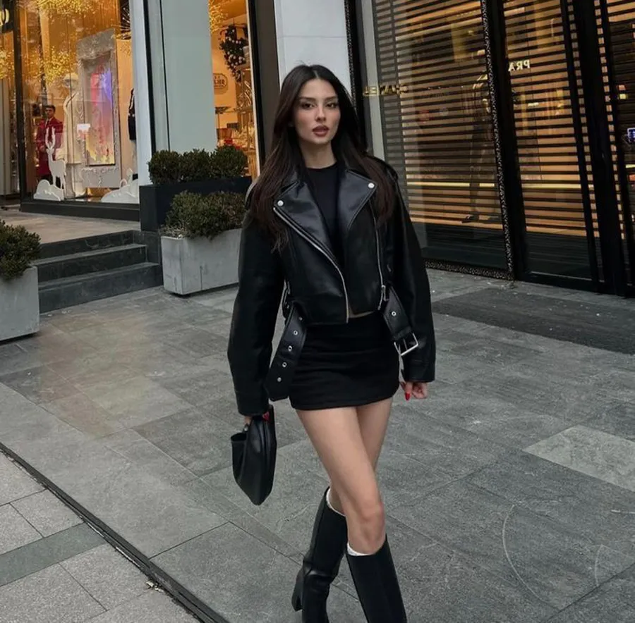 Đầm ôm body kết hợp cùng áo khoác da nữ