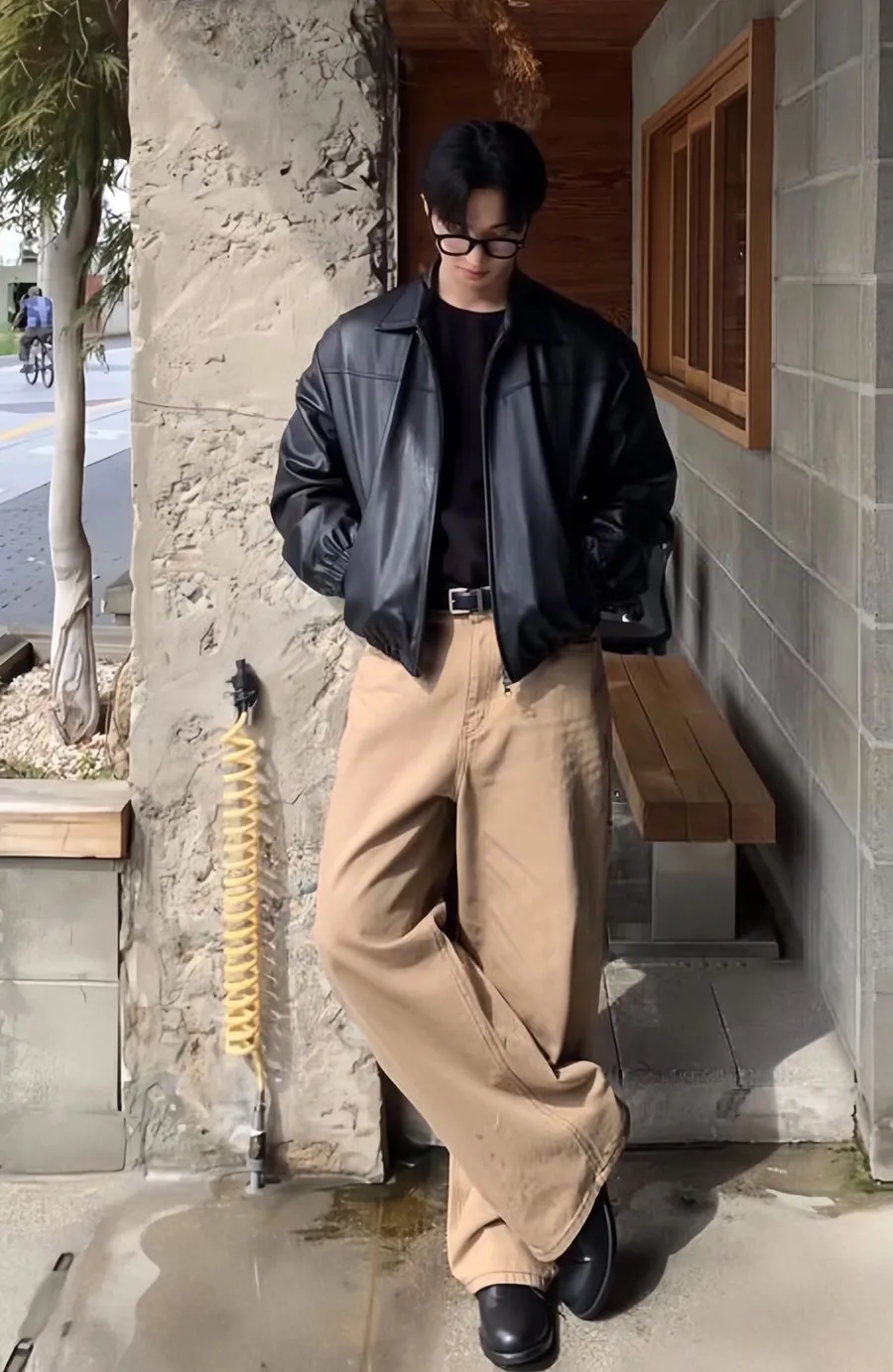 Phối áo khoác da nam cùng áo thun và quần jeans