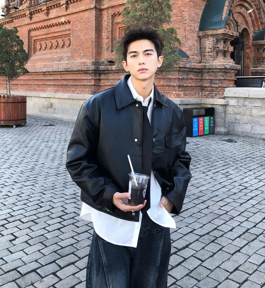 Phối áo khoác da nam với áo sơ mi