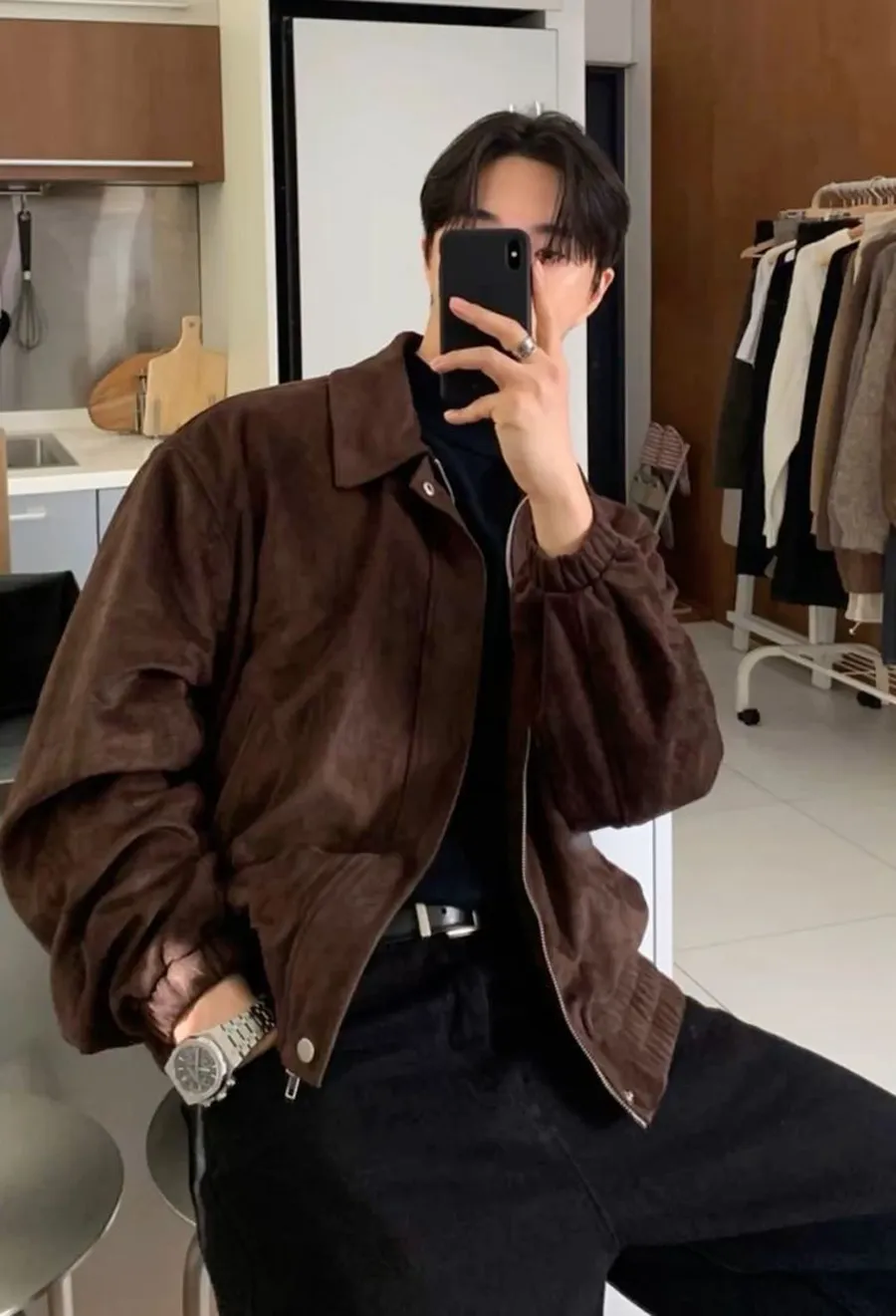 Sự kết hợp giữa áo khoác da và áo thun cao cổ