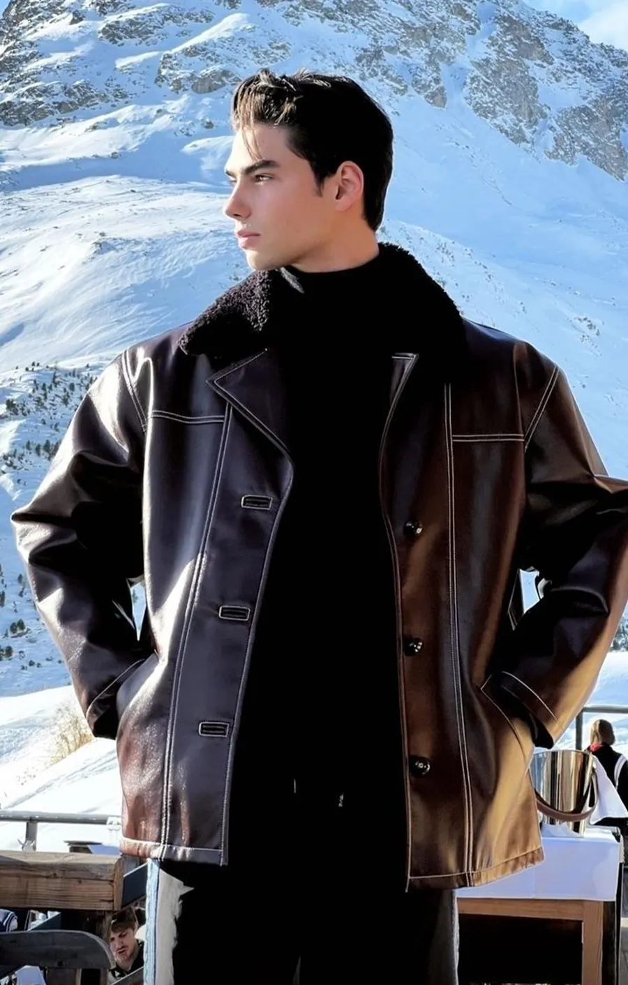 Phối áo khoác da nam với áo len