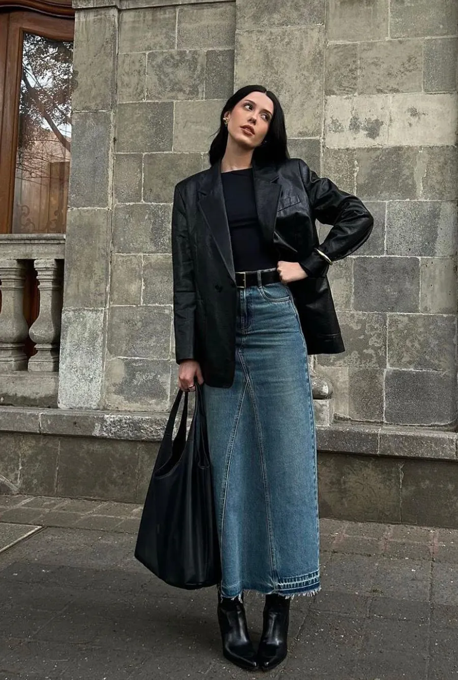 Áo khoác da phối cùng chân váy jean