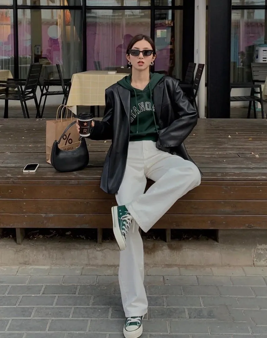 Phối áo khoác da với áo hoodie nữ