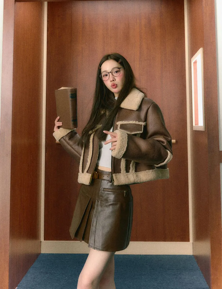 Phối đồ với áo khoác da và chân váy da mini