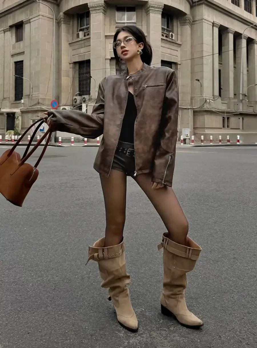 Áo khoác da mix cùng áo ống và quần short