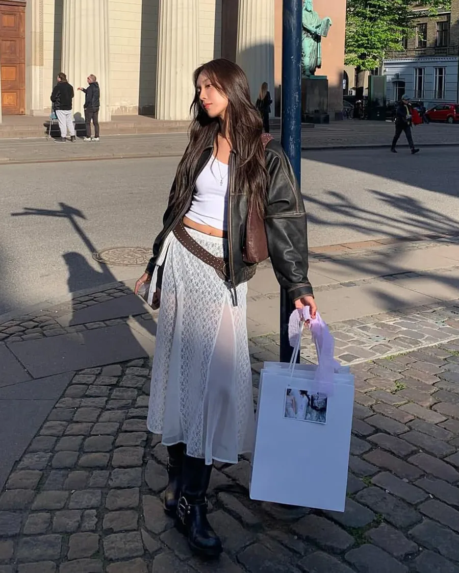 Mix áo khoác da và váy ren