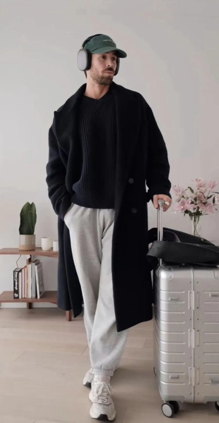 Áo măng tô kaki + áo thun đơn sắc + quần nỉ + giày thể thao