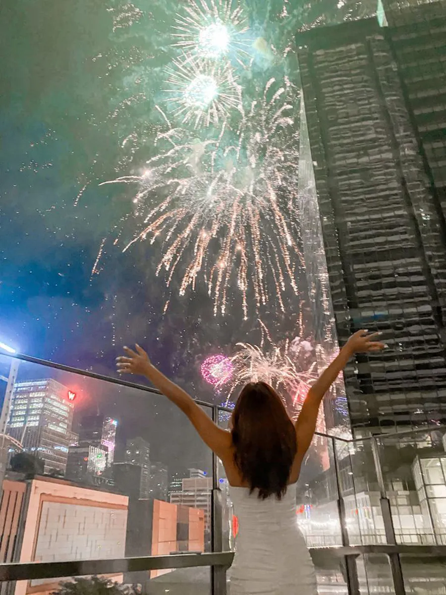 Giơ tay đón pháo hoa