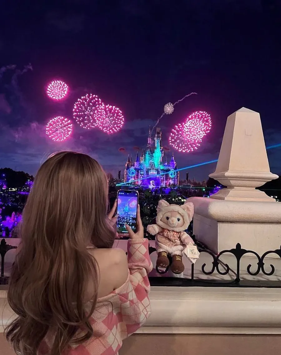 Quay lưng lại với máy ảnh