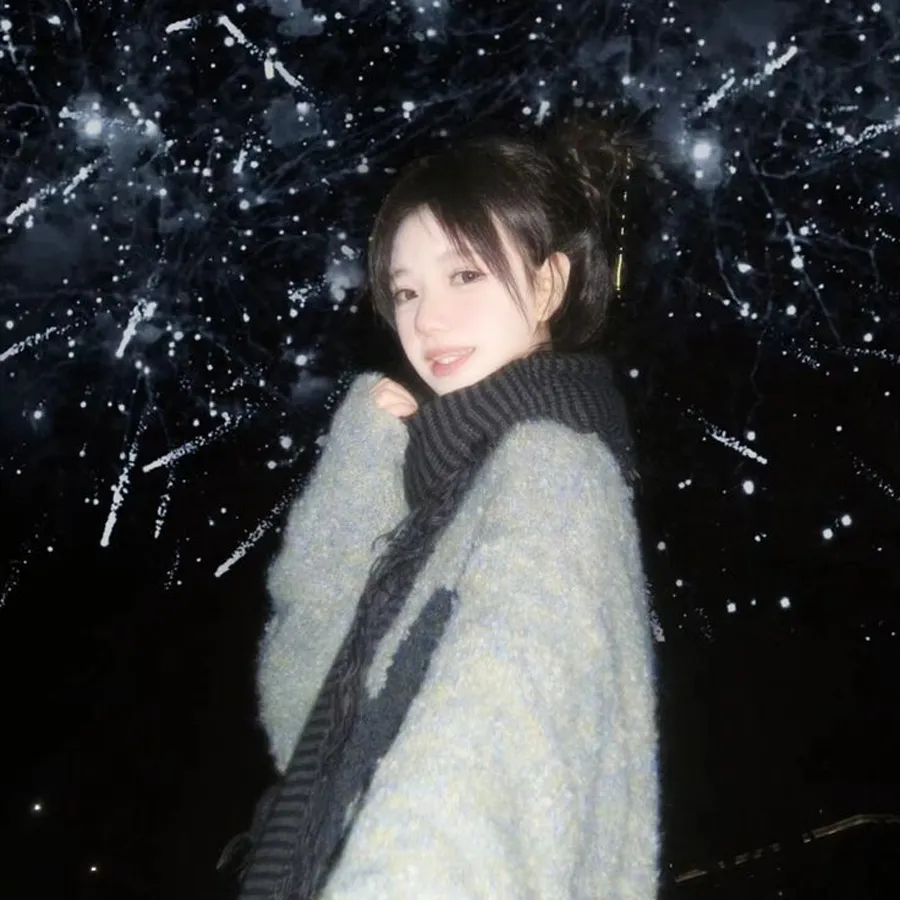 Dáng cúi đầu nhẹ đầy trầm lắng