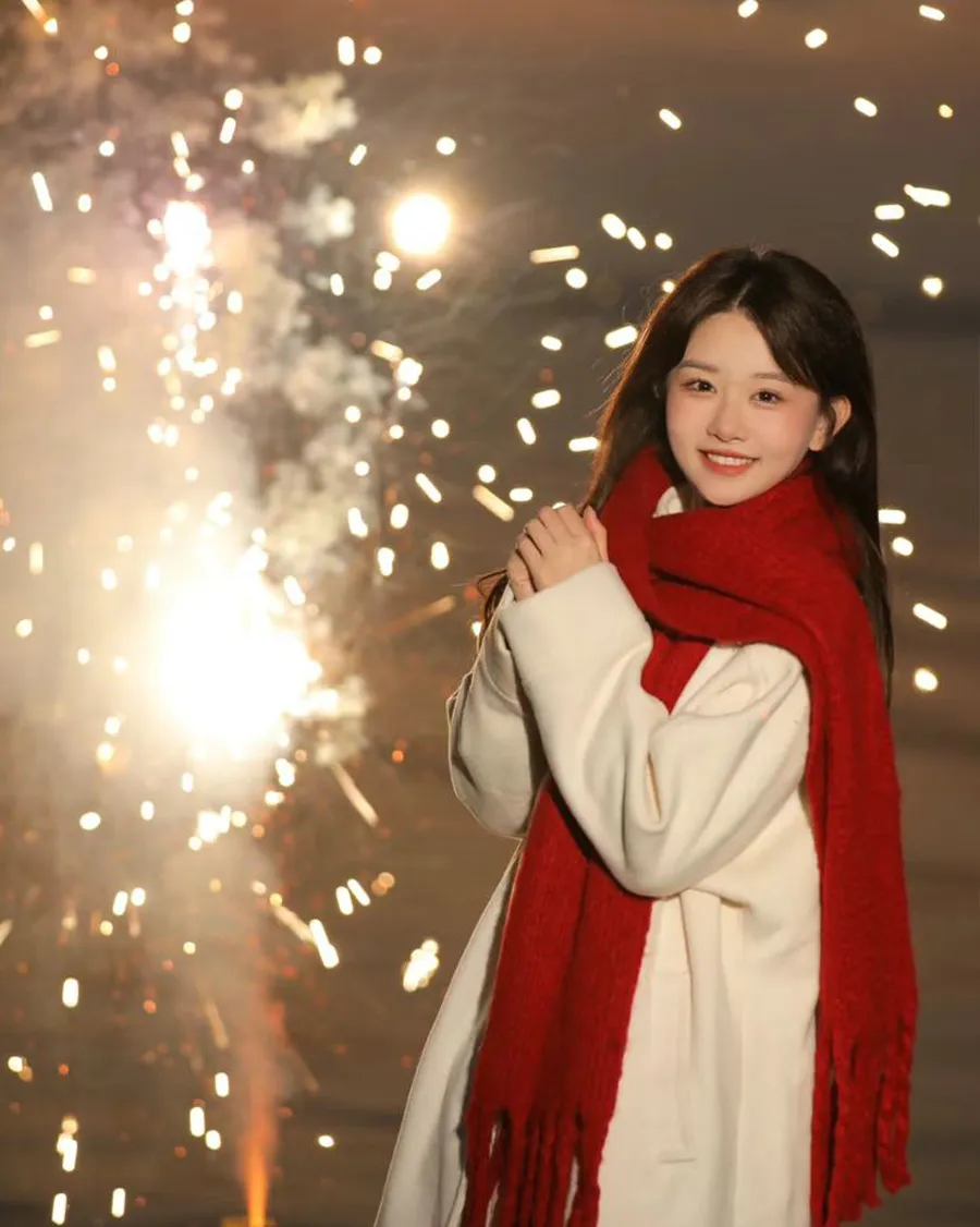 Xoay nhẹ người hoặc cầm tà váy