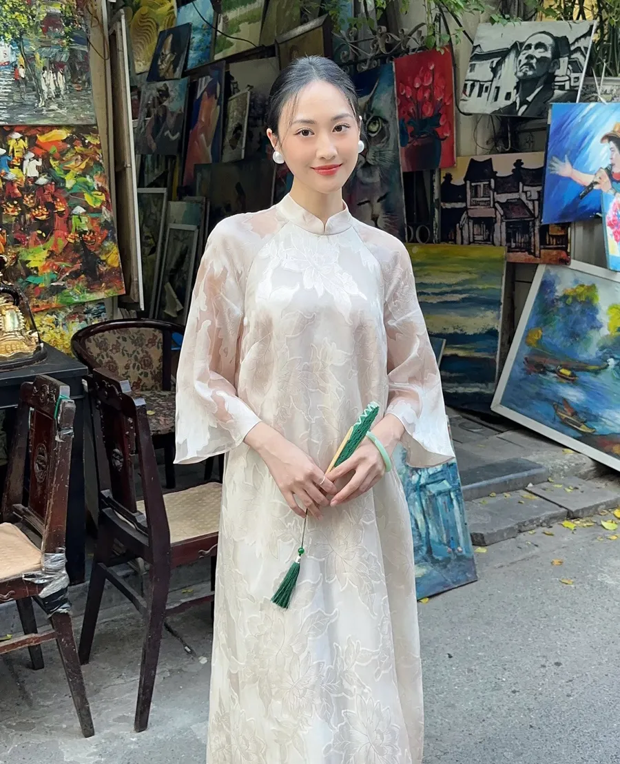 Áo dài màu trắng ngà