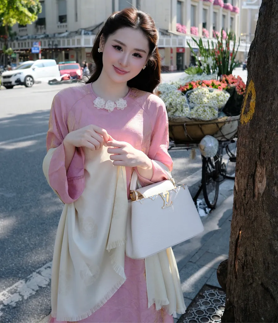 Gợi ý make-up, kiểu tóc và phụ kiện phù hợp cho da ngăm khi mặc áo dài