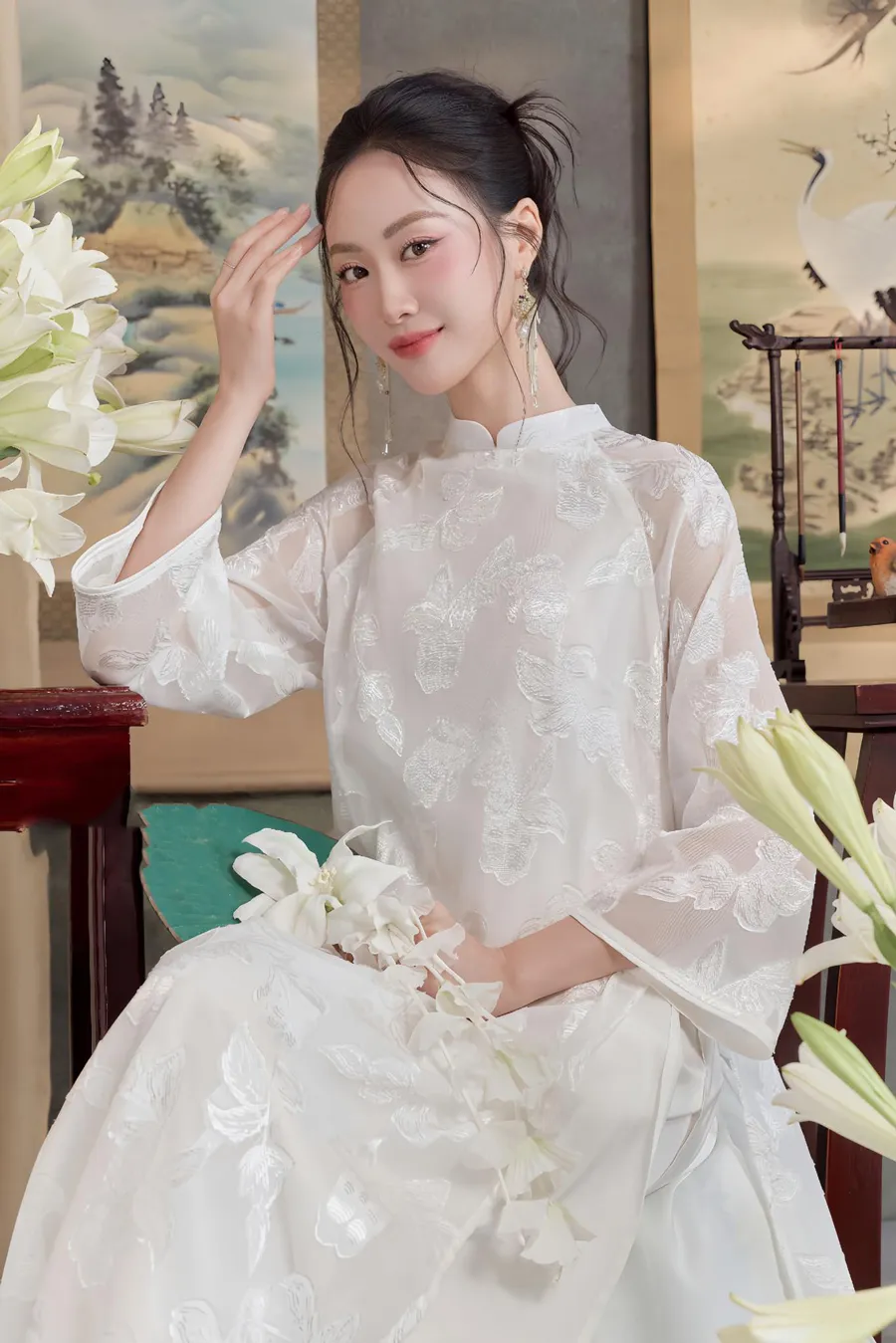 Gợi ý make-up, kiểu tóc và phụ kiện phù hợp cho da ngăm khi mặc áo dài