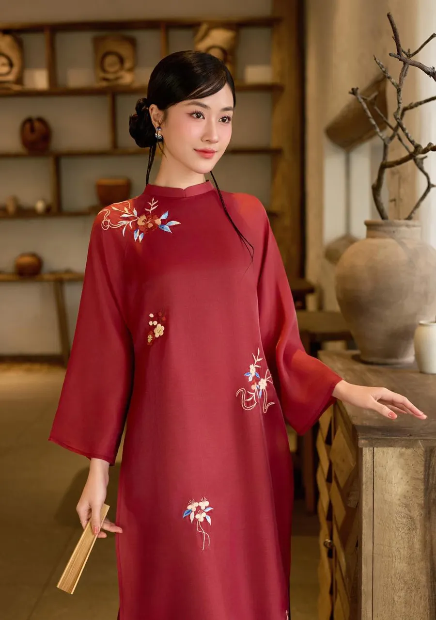 Áo dài màu đỏ đậm