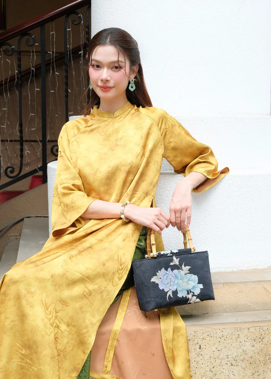 Áo dài màu vàng