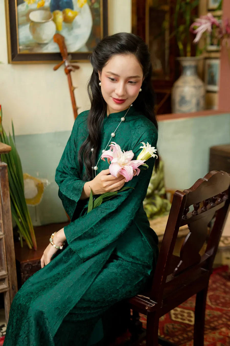 Áo dài màu xanh lá cây