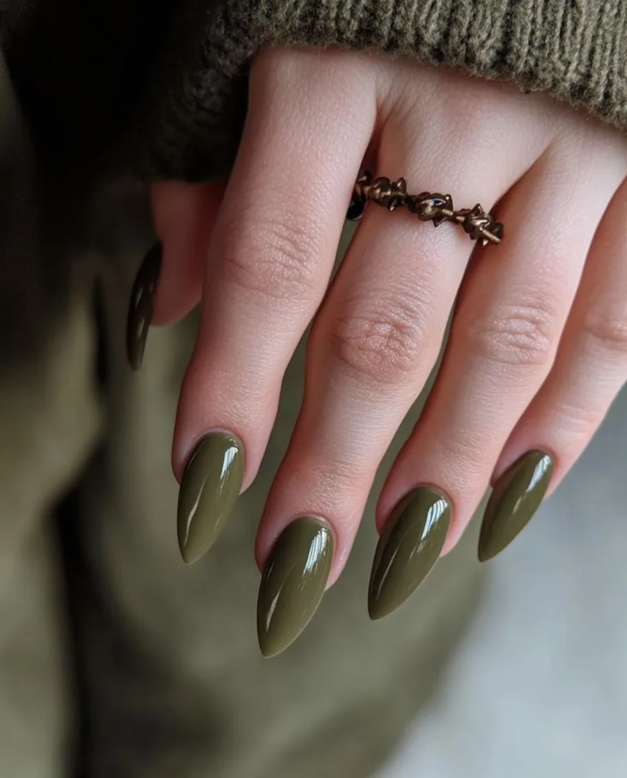 Sơn nail màu xanh rêu