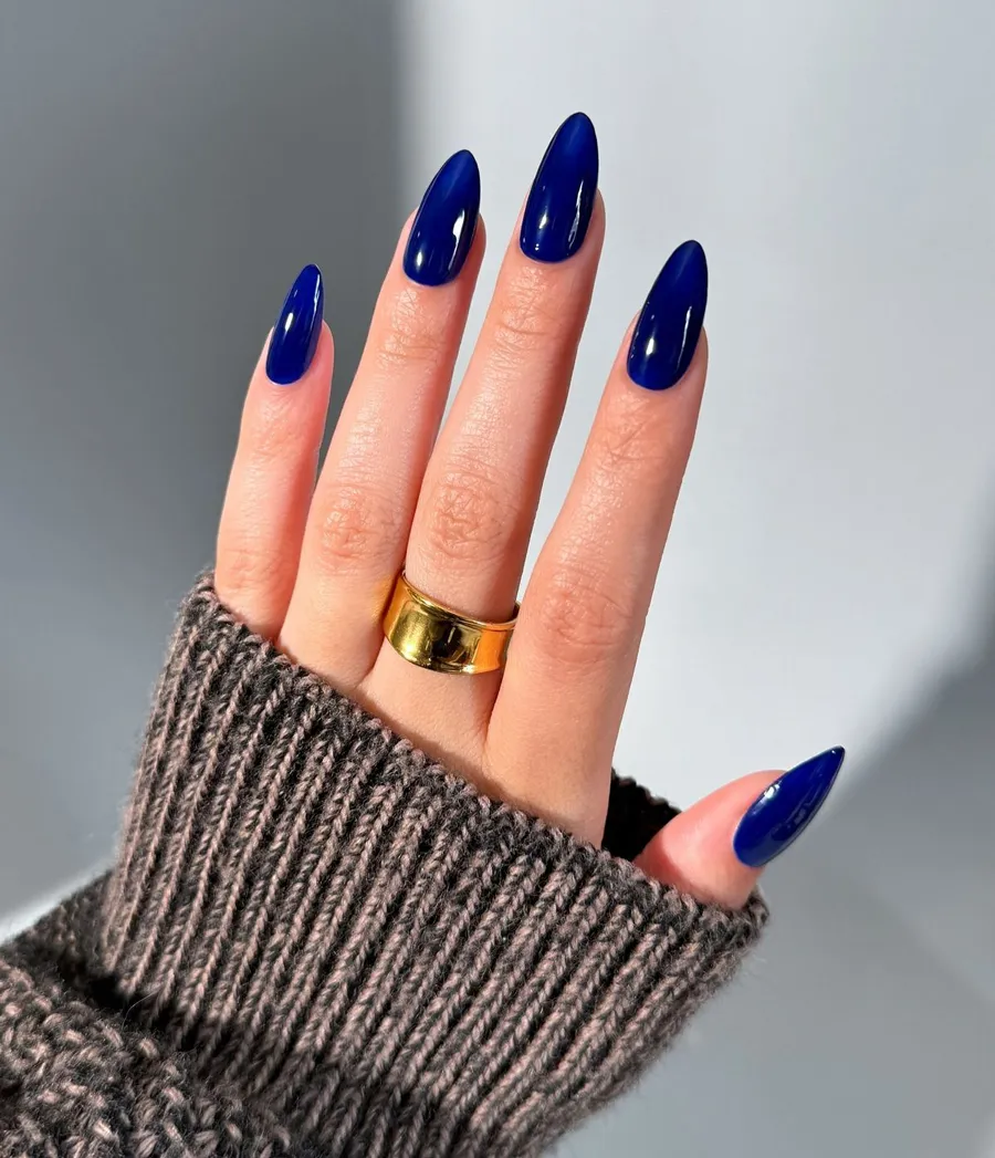 Sơn móng tay màu xanh navy