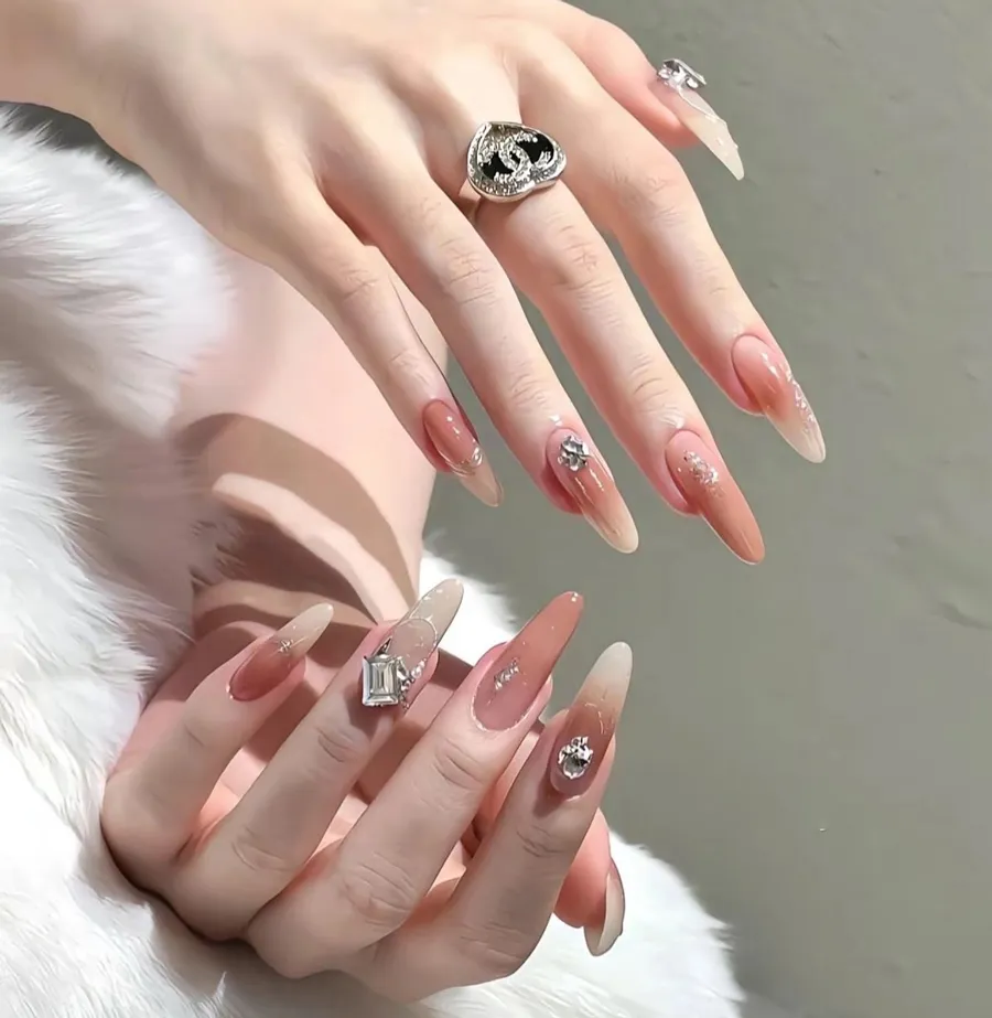 Nail đính đá và charm nổi bật cho mùa lễ hội