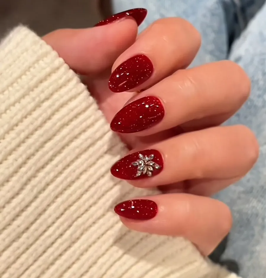 Mẫu nail đỏ Tết rực rỡ và may mắn