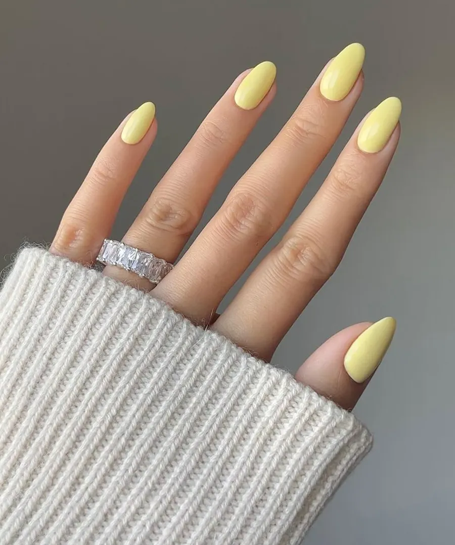 Sơn móng tay màu vàng