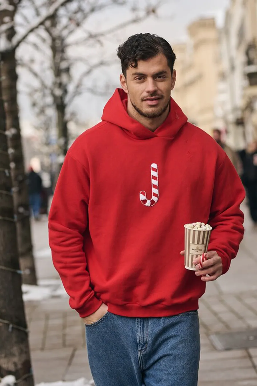 Áo hoodie và quần jeans