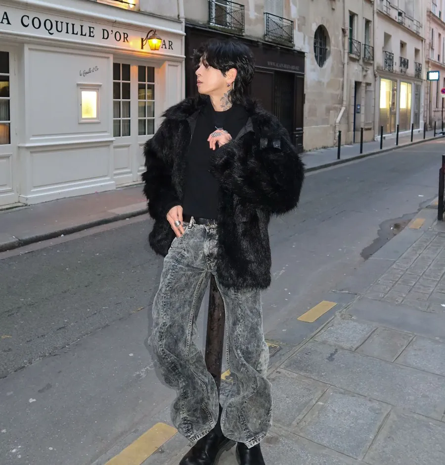 Áo thun trơn kết hợp quần jeans và áo khoác lông