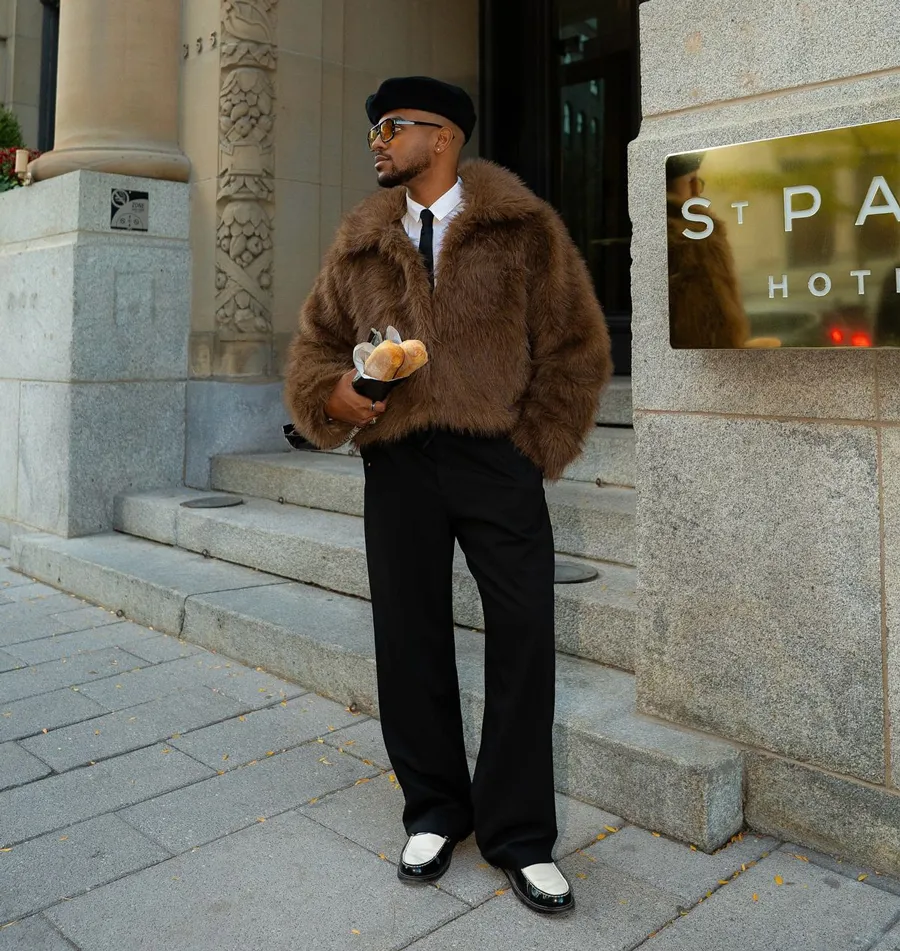 Phối áo khoác lông cùng áo sơ mi và quần tây