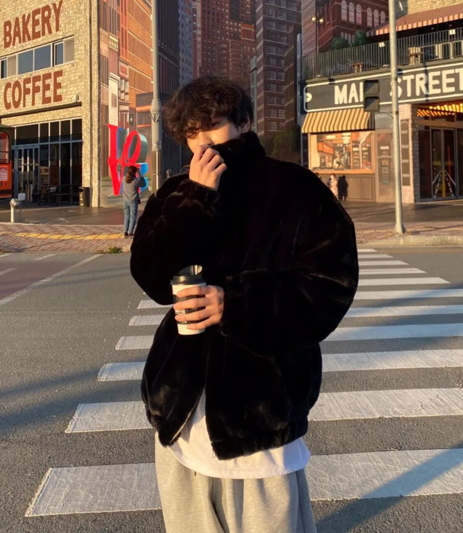 Áo khoác lông cùng áo hoodie và quần jogger