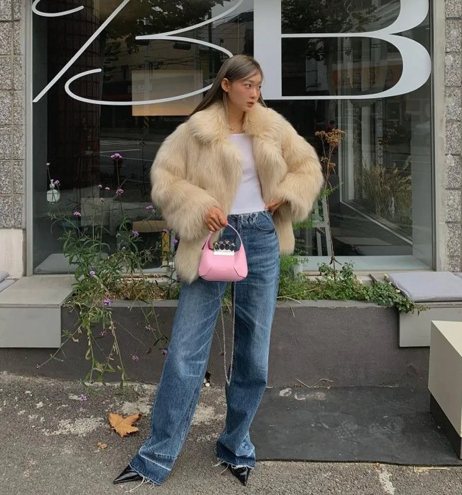 Áo khoác lông phối với áo thun và quần jeans