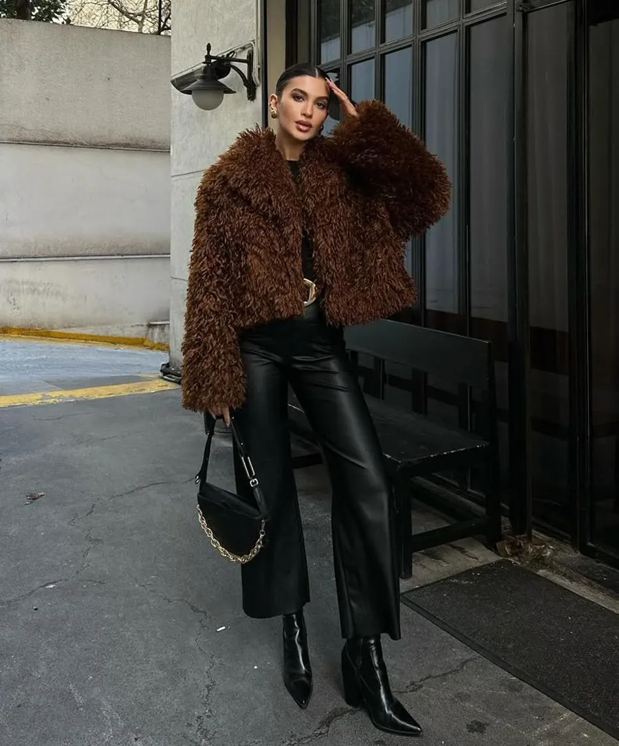 Áo khoác lông phối với quần da hoặc skinny