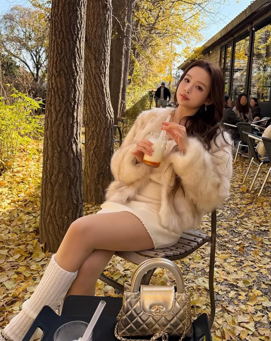 Áo khoác lông phối cùng váy liền