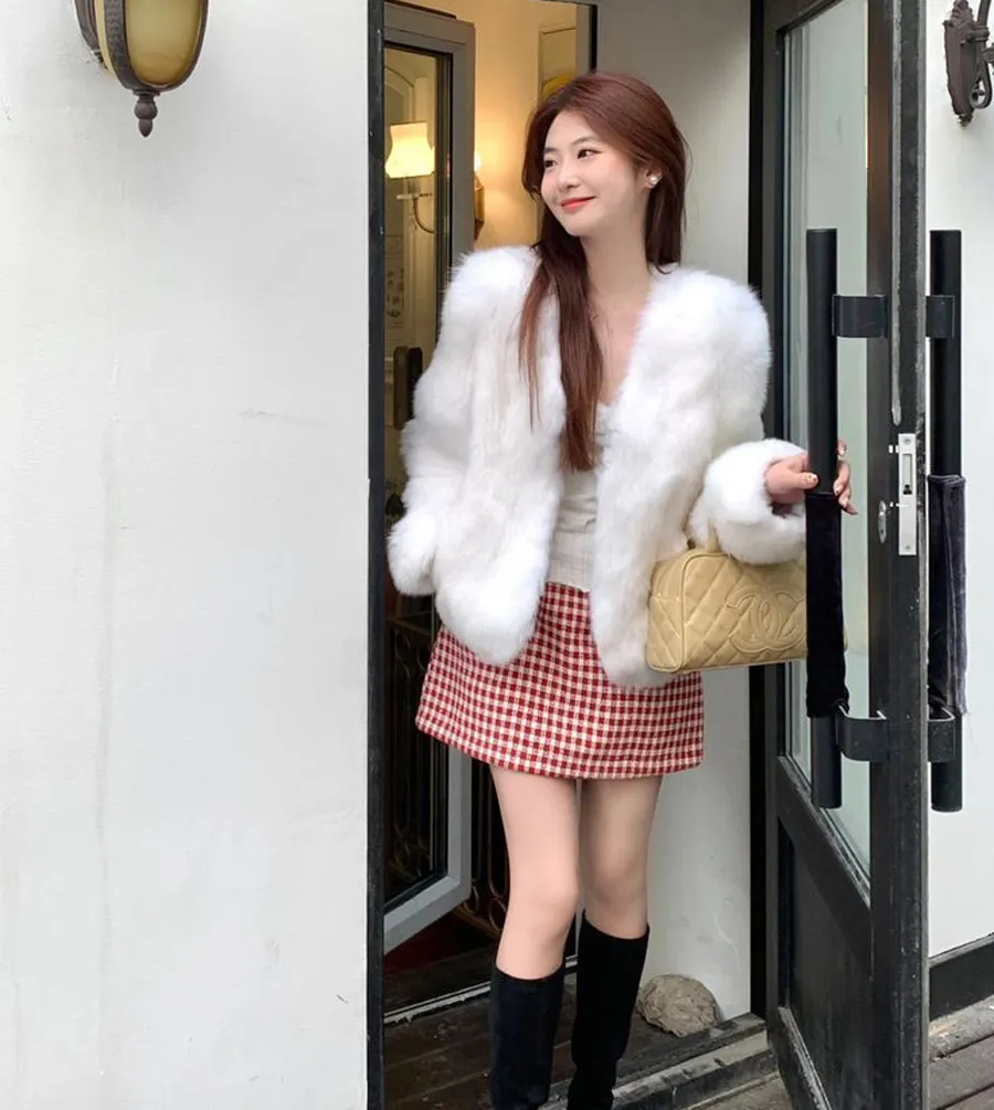 Mix áo khoác lông với chân váy 