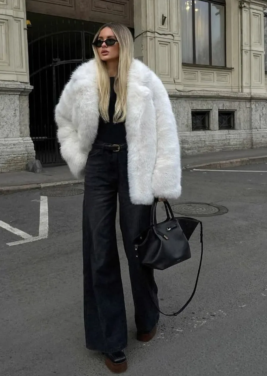 Áo khoác lông kết hợp cùng quần ống loe