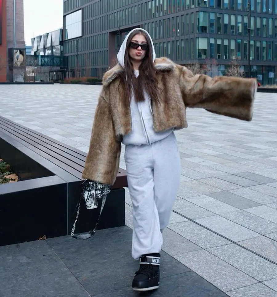 Áo khoác lông phối với áo hoodie 