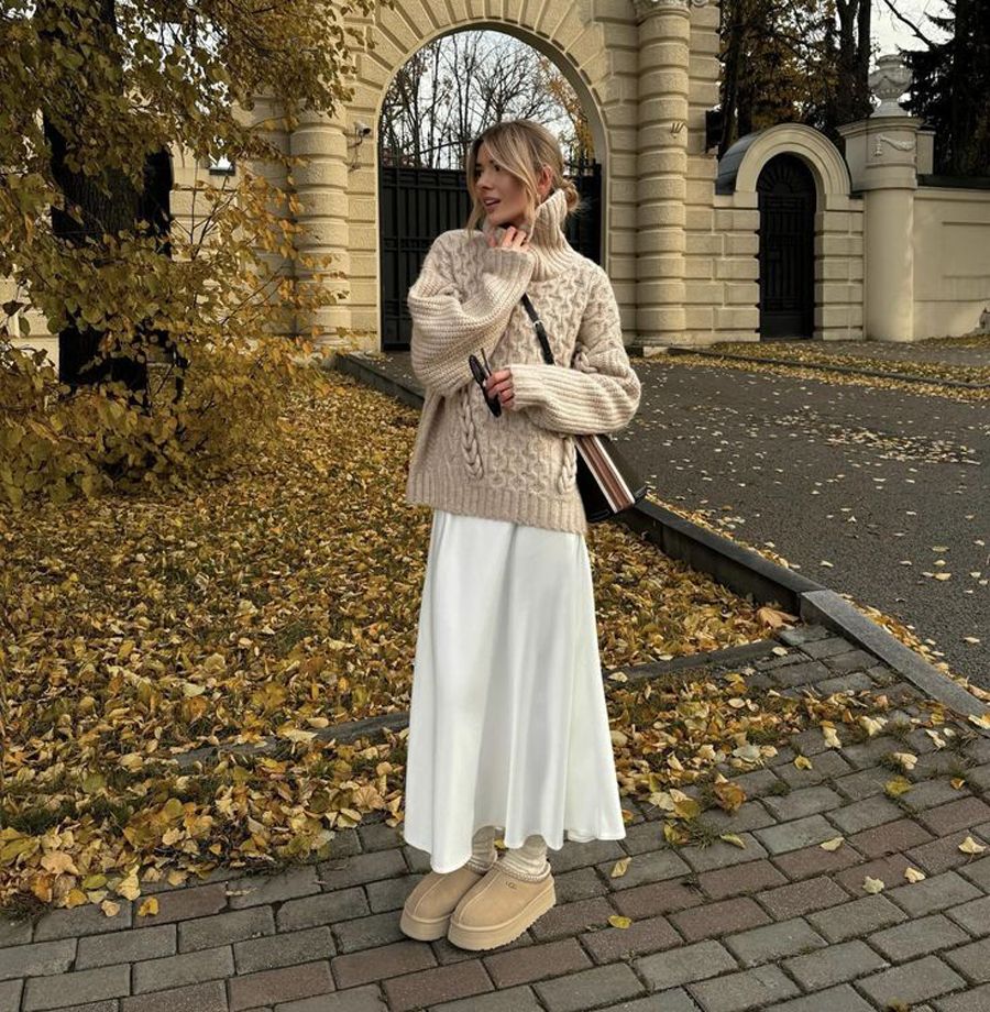 Boots UGG và chân váy xòe 