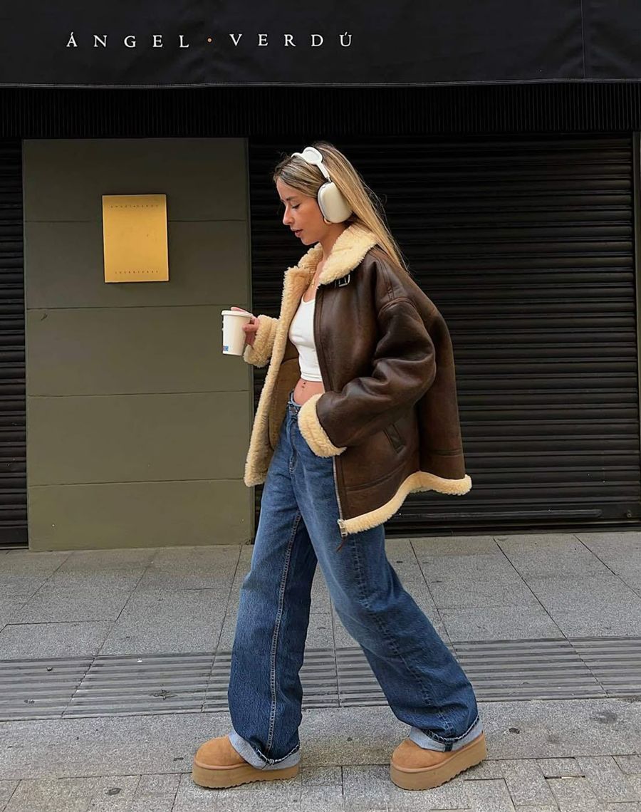 Boots UGG và quần jean 