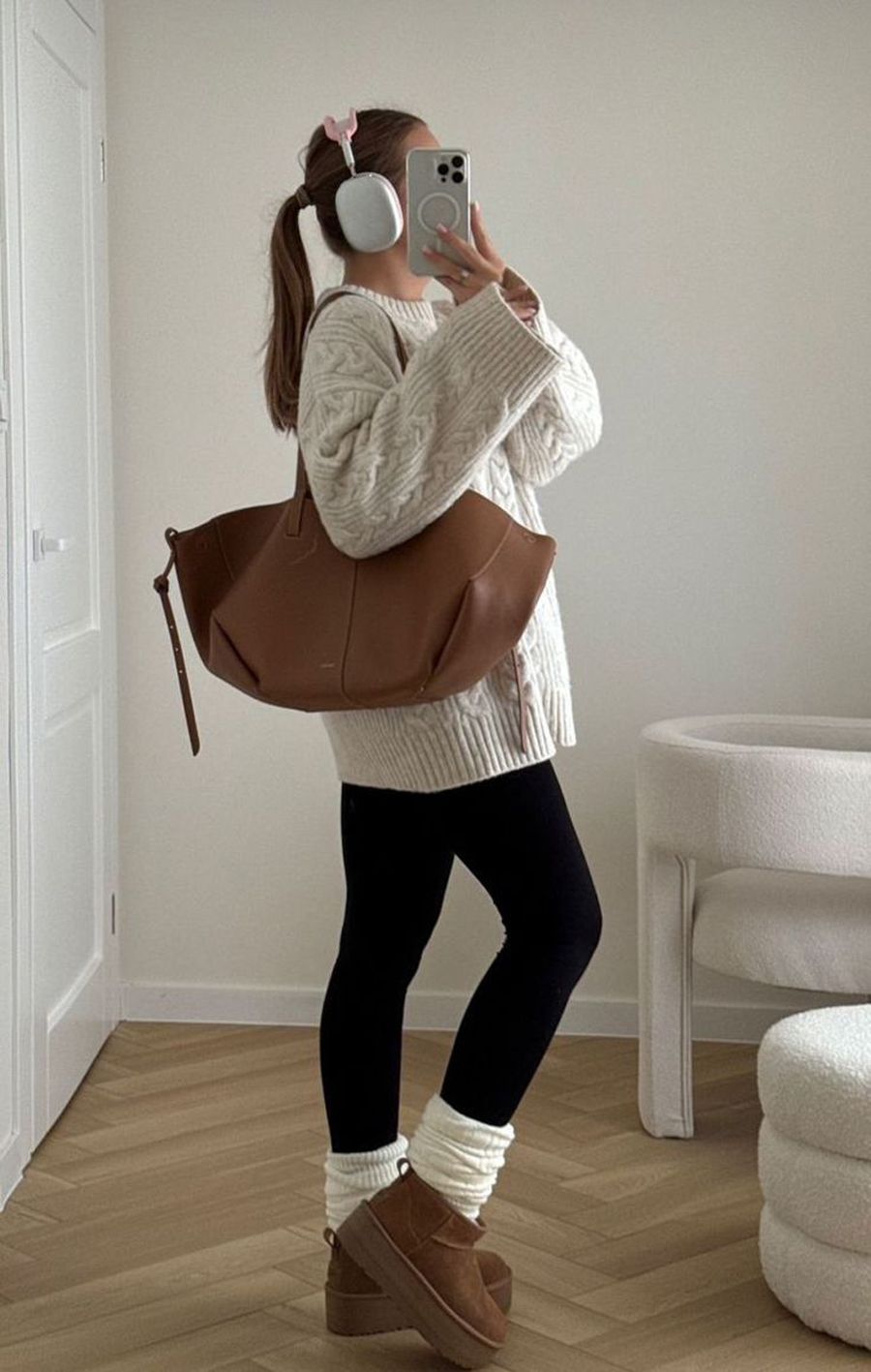 Boots UGG và quần legging 