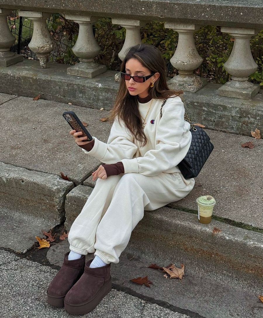 Boots UGG và quần nỉ 