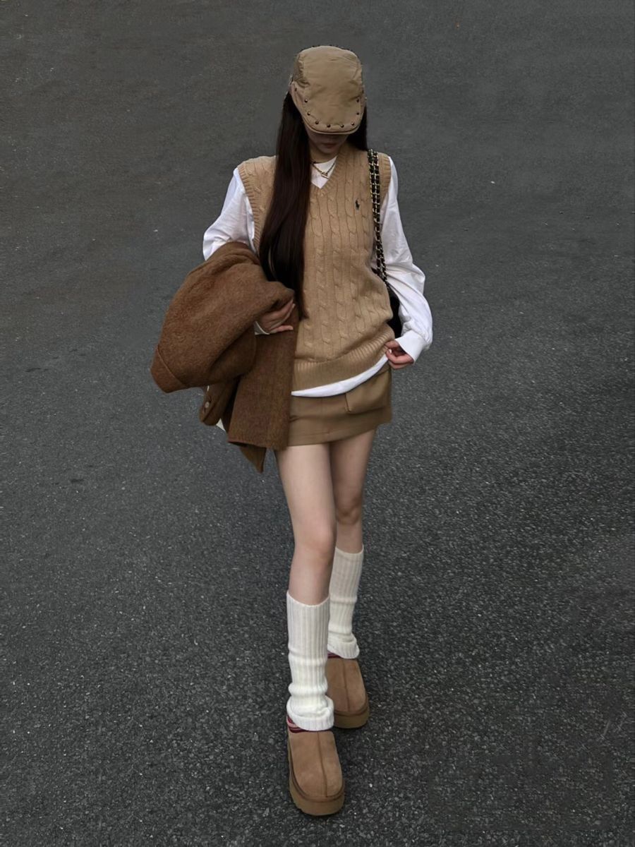 Boots UGG và chân váy ngắn 