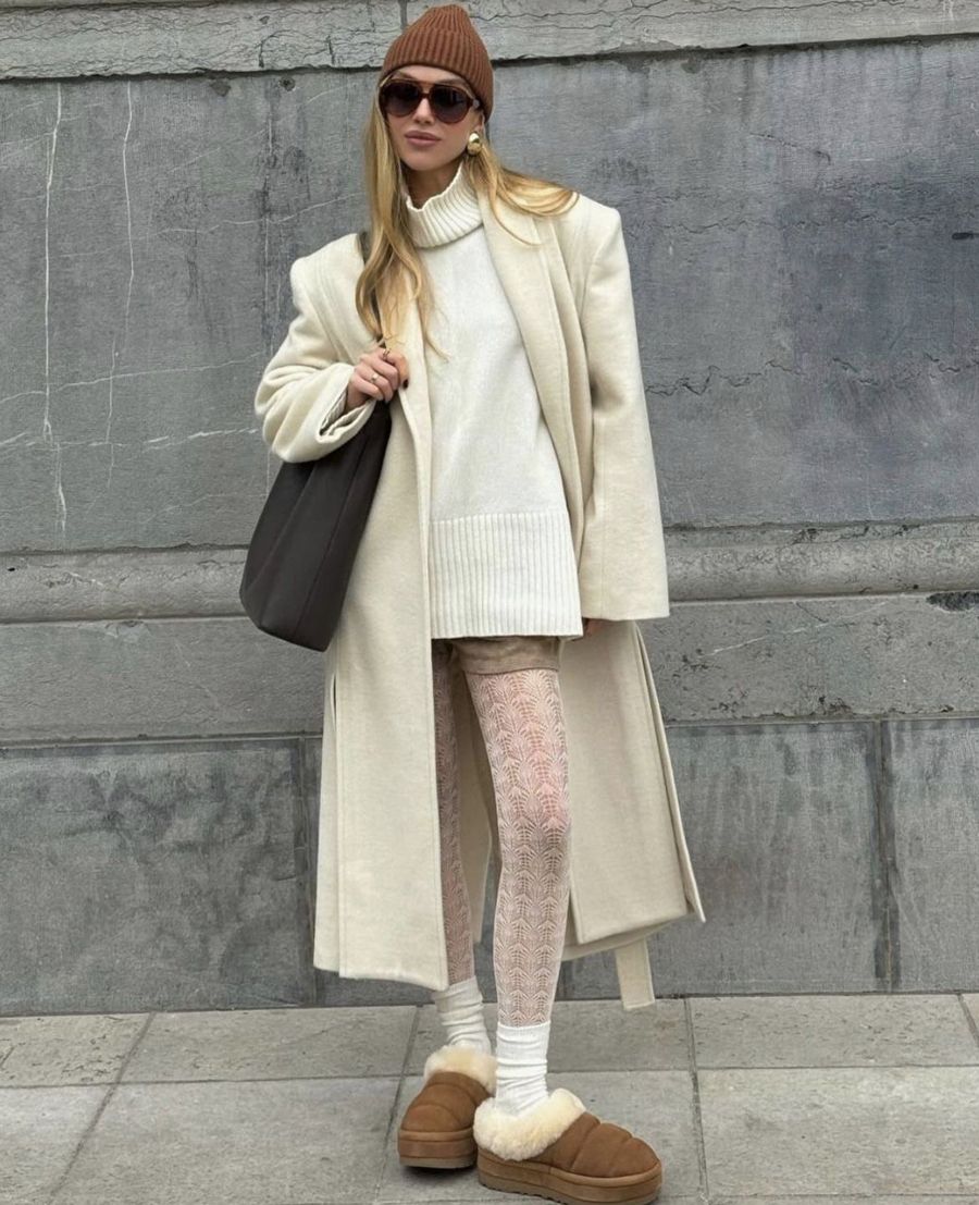 Boots UGG và quần họa tiết