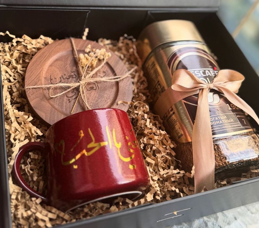 Cà phê đặc sản hoặc hộp trà cao cấp