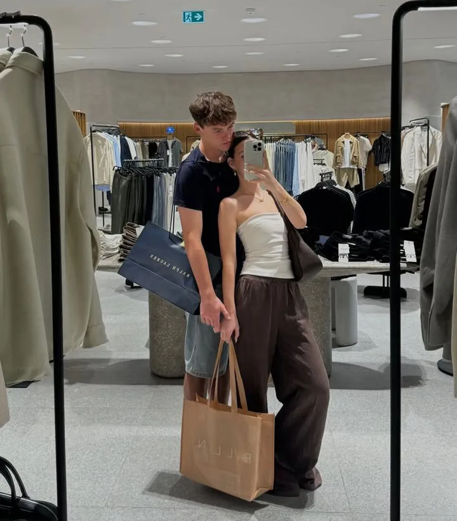 Dẫn bạn gái đi mua sắm quần áo Tết