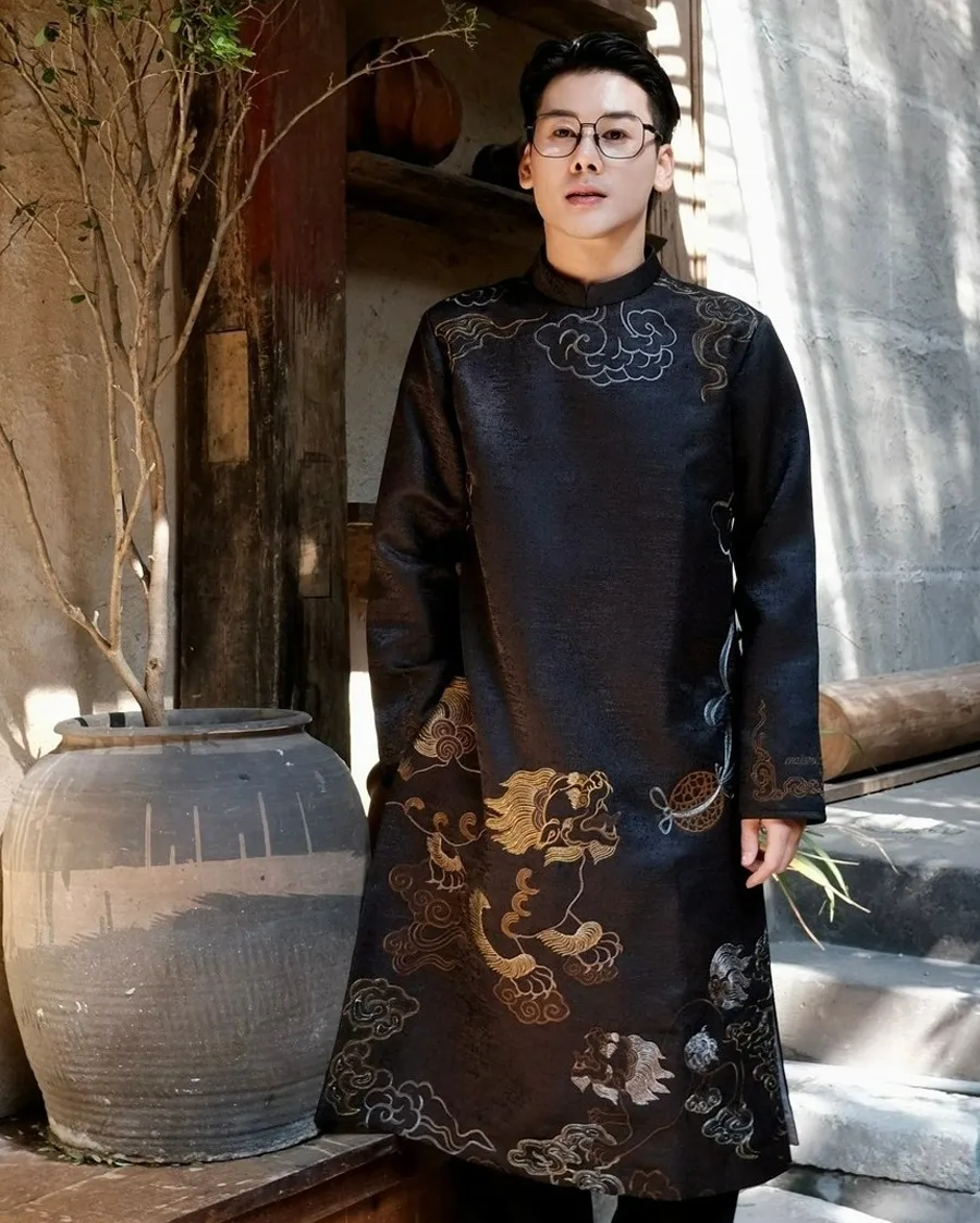 Áo dài gấm thêu rồng phượng