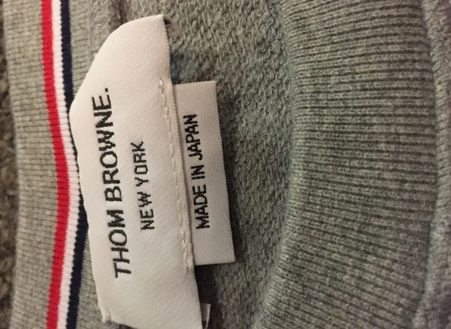 Kiểm tra nhãn cổ áo và tag thông tin sản phẩm