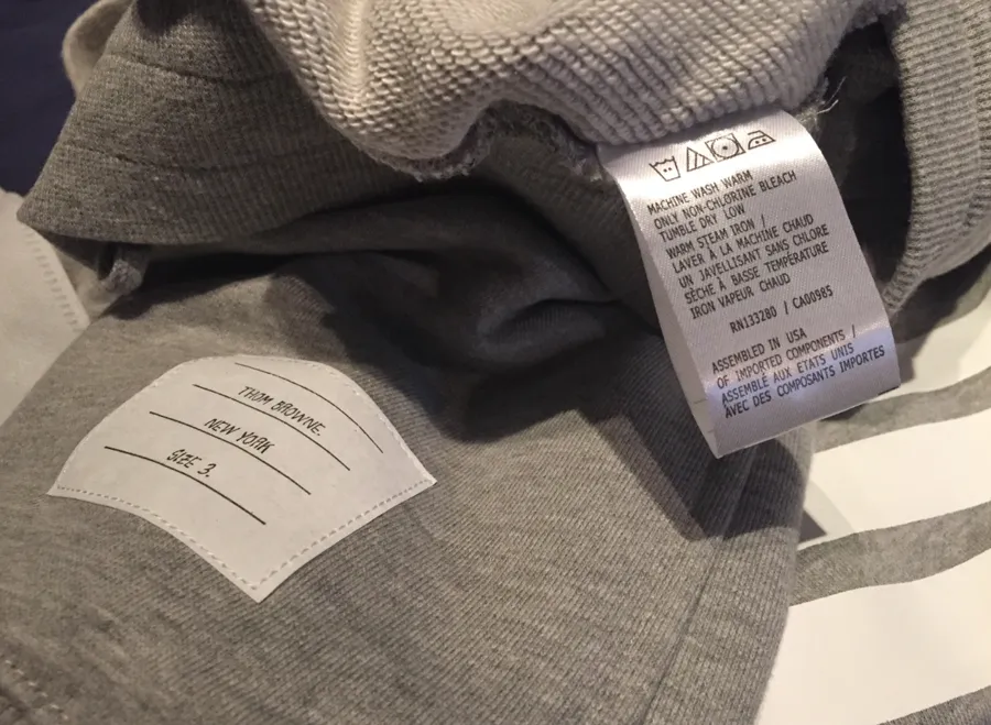 Kiểm tra nhãn cổ áo và tag thông tin sản phẩm